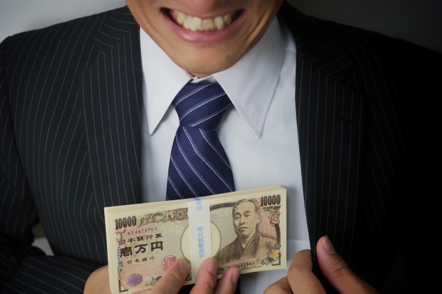 ヤミ金業者は金をせしめてほくそ笑む。京丹後市の弁護士や司法書士に無料相談する